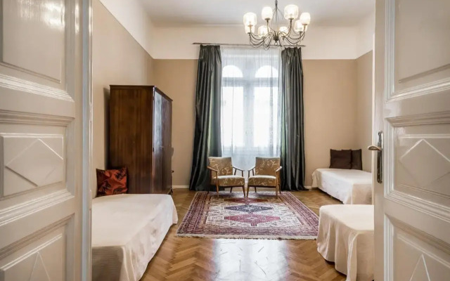 BERTA - 4 Bedrooms, 3 Baths