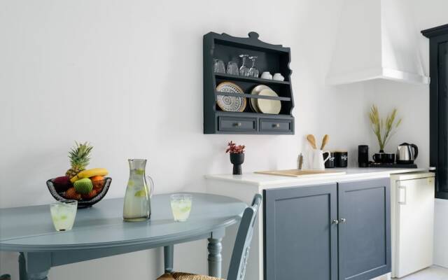 Firalia, Casa In Rock Suites