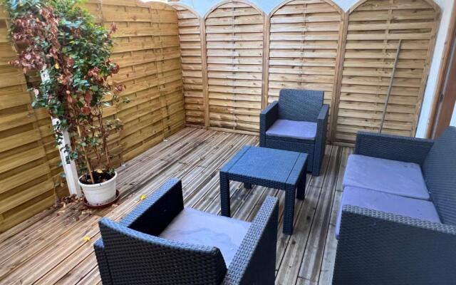 Studio Neuf Climatisé avec Terrasse #4