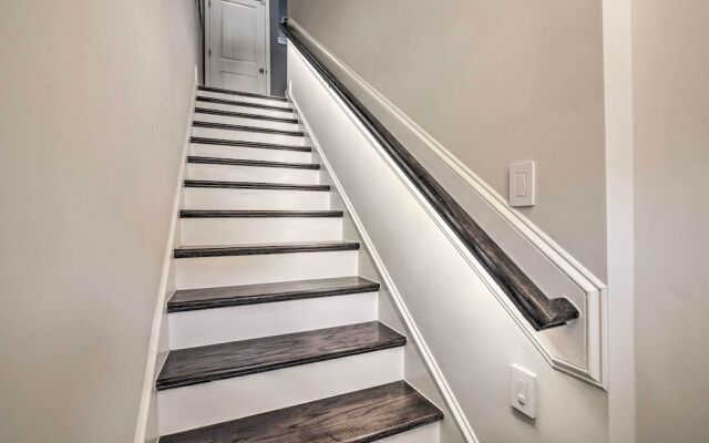 Tasteful Durham Townhome - 6 Mi to Downtown!
