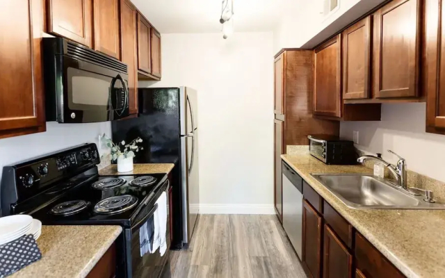 Stylish Old Town 2 Bdrm Ground Floor Condo