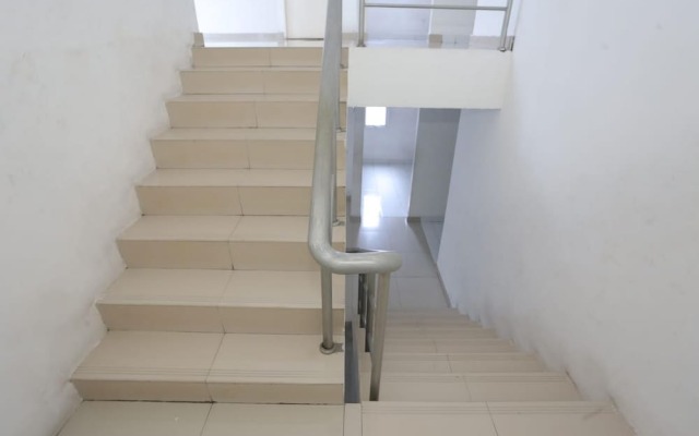 OYO 93701 Room Transit By At