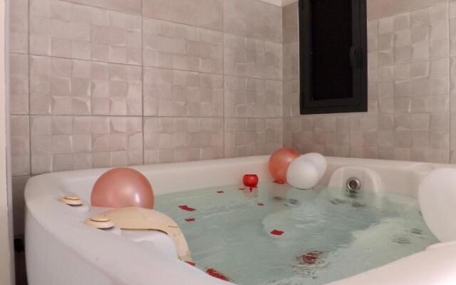 La Suite Côté Pool-House Piscine, Sauna & Jacuzzi privatifs