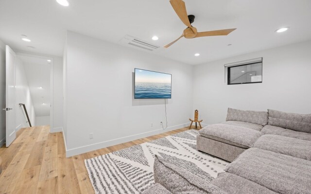 Enc831 4 Bedroom Home by Redawning
