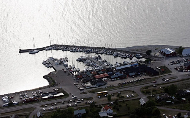 Stuga med havsutsikt och 50m till strand