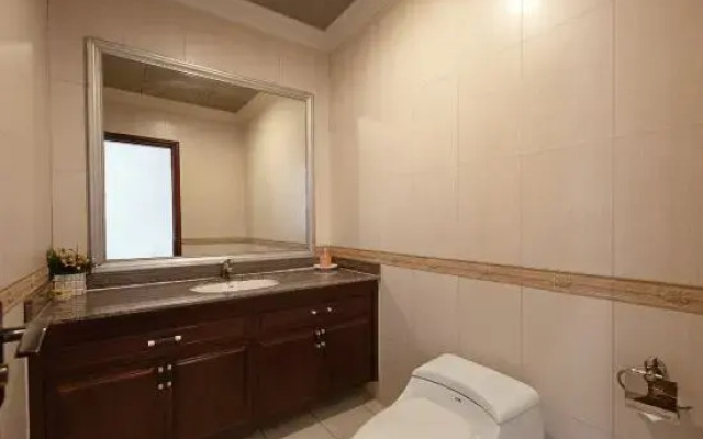Guizhou Fengrun Karst Hotel (Jiaxiu Tower Qingyun Market Store)