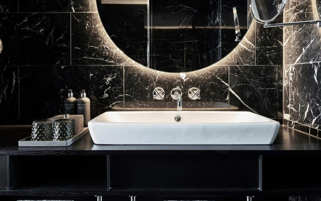 Roomers Munich, Autograph Collection