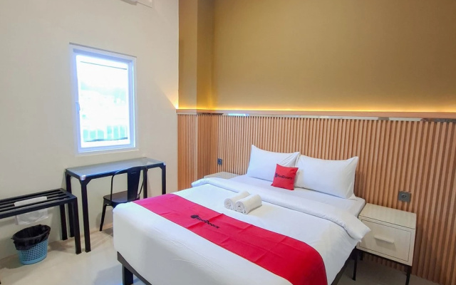 RedDoorz Plus Syariah at Lotus Residence – Guest Rooms – Padang
