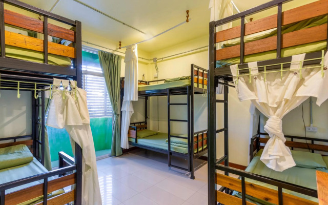 OYO 928 Leaf Hostel