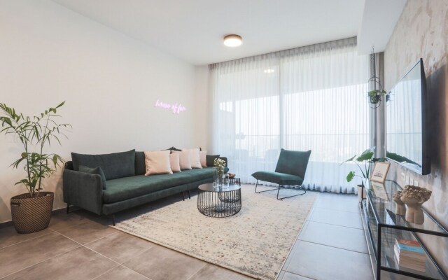 AirTLV - Menachem Begin Apartment