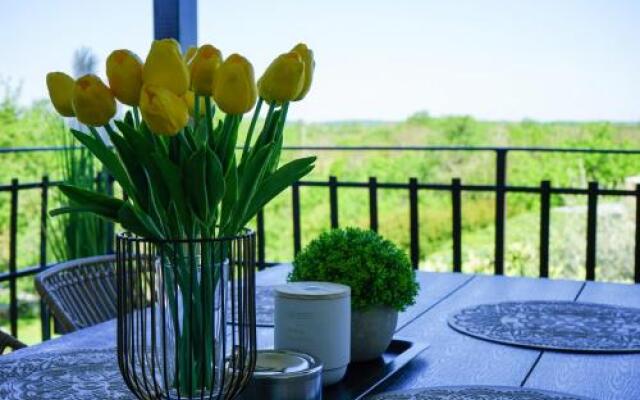 Villa Leon, Wonderful Family Apartment with Pool