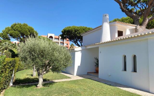 Charming 3-bed Villa With Pool in Olhos de Agua