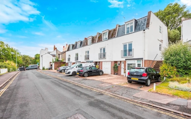 Sunset Townhouse With Free Parking