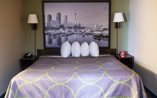 Super 8 by Wyndham Mississauga