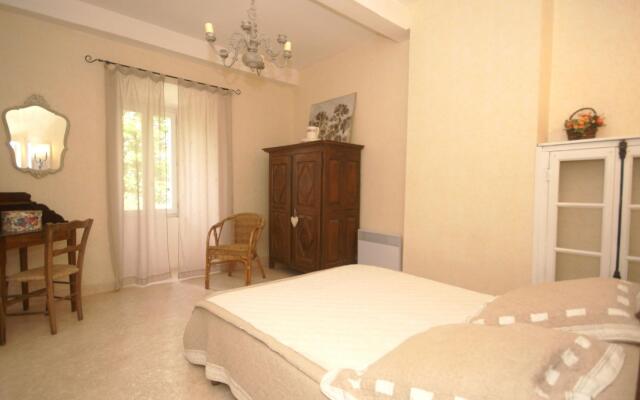 Charming Holiday Home in La Caunette with Swimming Pool