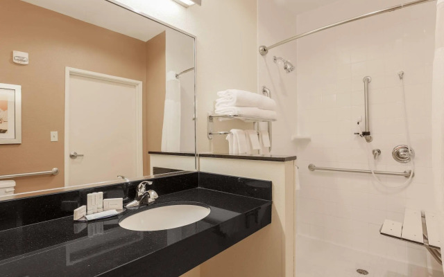 Fairfield Inn & Suites Victoria