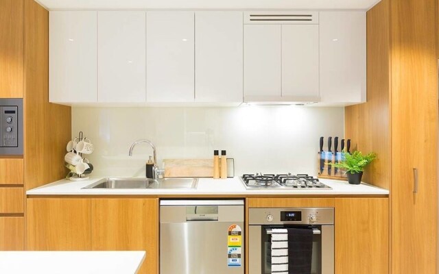 Brand New Heart Of City Executive Apartment