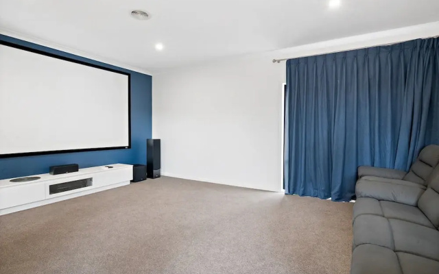 Spacious 5-bed Home in Peaceful Point Cook