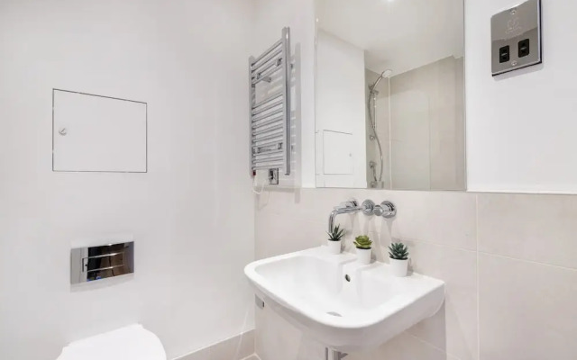 Modern 2BR 2BA with Balcony by Soho