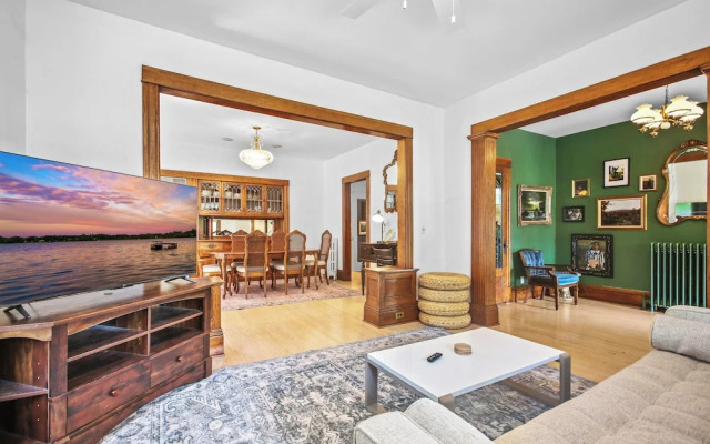 Uptown Minneapolis Home: Walk To Lakes!