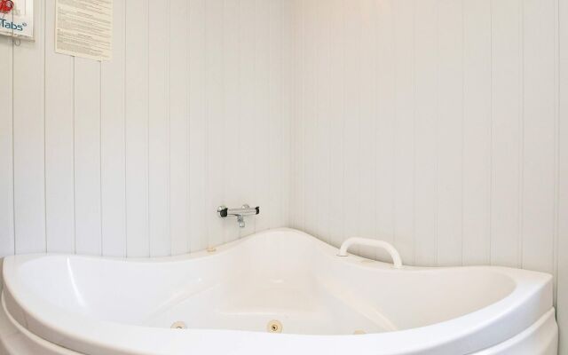 Modern Holiday Home in Humble With Sauna