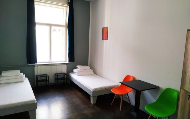 2B Hostel & Rooms