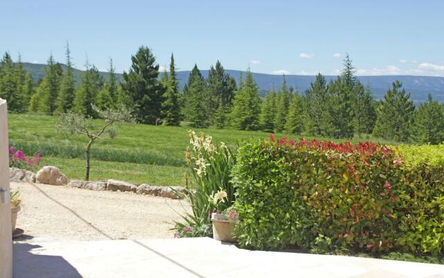 Splendid Holiday Home in Apt With Private Garden