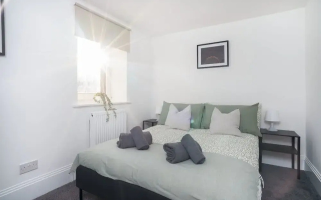 Modern 5 Bed-2 Bath Apartment