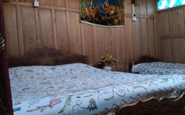 Houseboat Pride of India – Guest Rooms – Srinagar