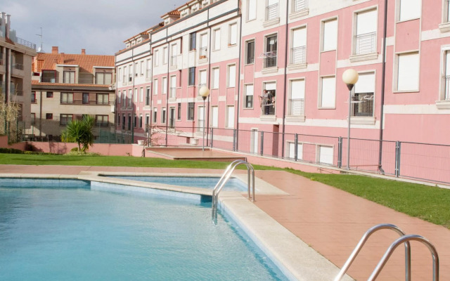 Apartamentos La Perla con piscina y parking