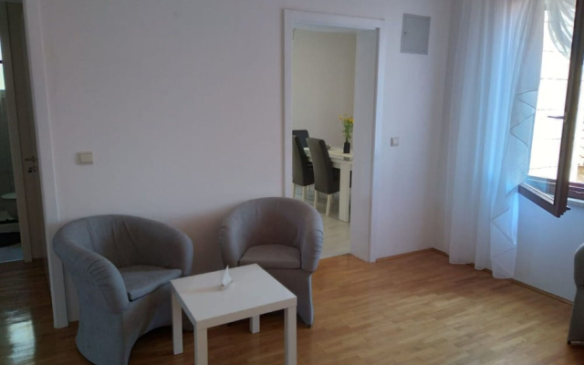 Apartments and Rooms Ref