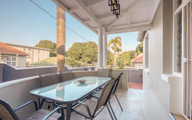 Hampton Collection - Charming 5 Sleeper Apartment with Pool