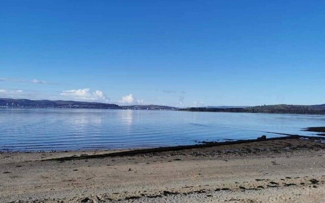 Fantastic 2 Bedroom, Spacious and Great Location!