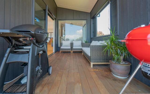 Hosts on the Coast Ātaahua.