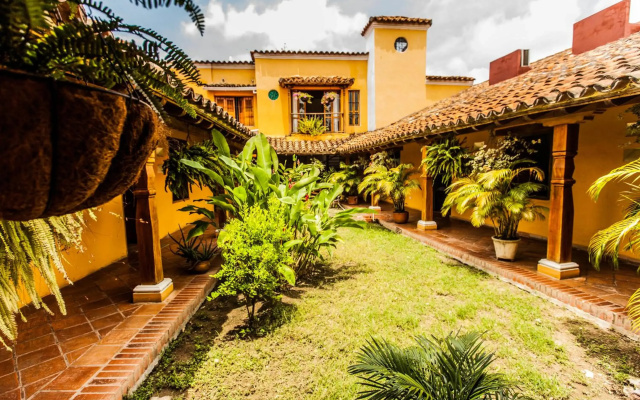 La Casa Amarilla