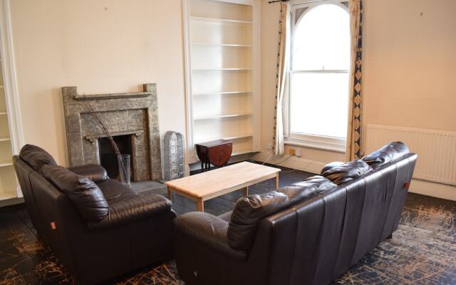 4 Bedroom House in Clapham