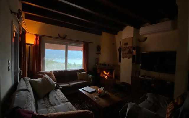 Manos’ Traditional Maisonette