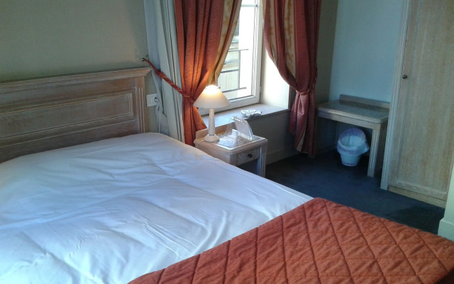 Brit Hotel Aux Sacres