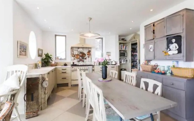 Captivating 7-bed House in Bristol