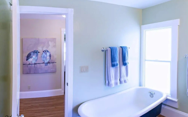 Pioneer House - North Suite