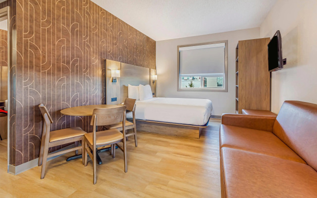 Days Inn & Suites by Wyndham West Edmonton