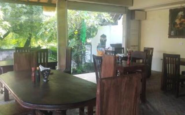Warung Santa Fe and Bungalows