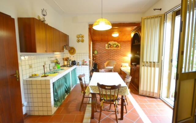 Casa unifamiliar con jard n privado