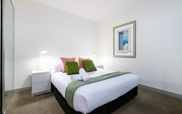 Raphael 2Bdr Carlton Apartment