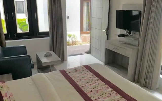 R Cottage Studio Apartments