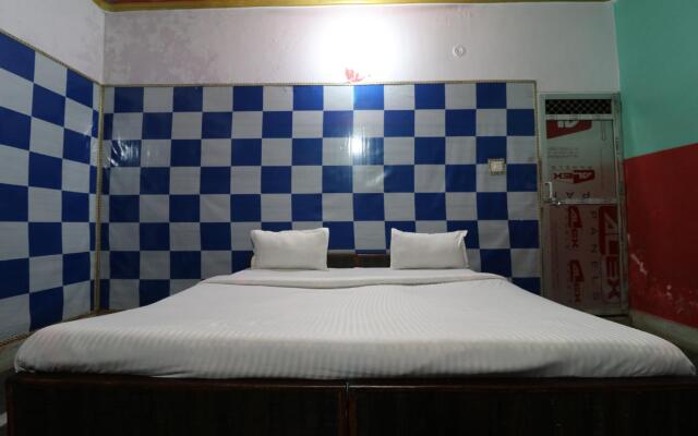 Capital O 82585 Honey Hotel