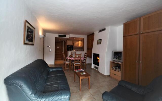 Apartment Ecureuil 200m - Living room with fireplace