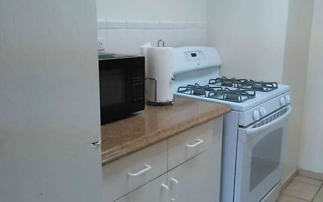 Renovated one bedroom 2 min to the beach