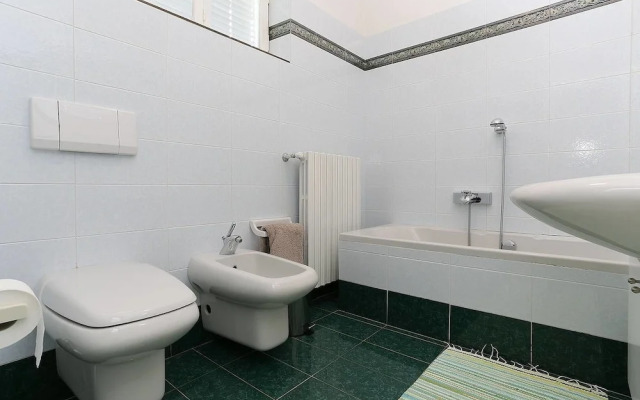 Contemporary Lakeside Villa Enjoying Direct Lake Access, Wifi, BBQ, Near Restaurant and Shop