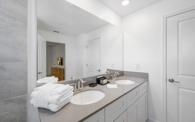 Modern townhome with private pool near Disney